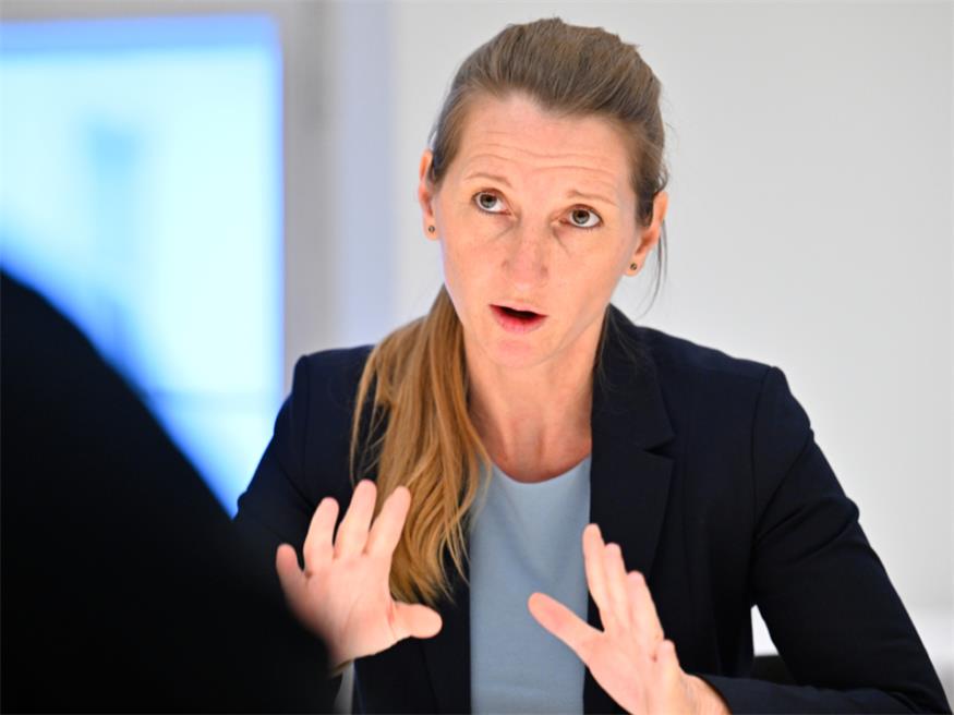 DSN-Direktorin Sylvia Mayer im Gespräch mit der APA