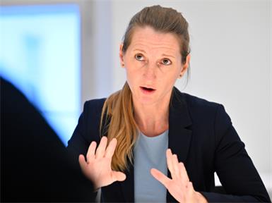 DSN-Direktorin Sylvia Mayer im Gespräch mit der APA