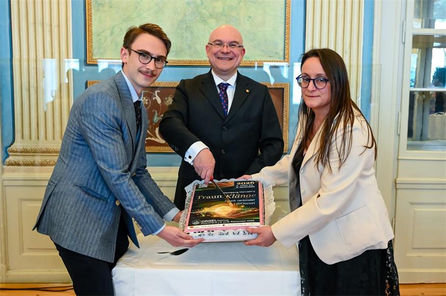 Da kommt Freude auf! Eine Torte durfte bei der Gala natürlich nicht fehlen, für den Anschnitt sorgte natürlich Wolfgang Horvath.