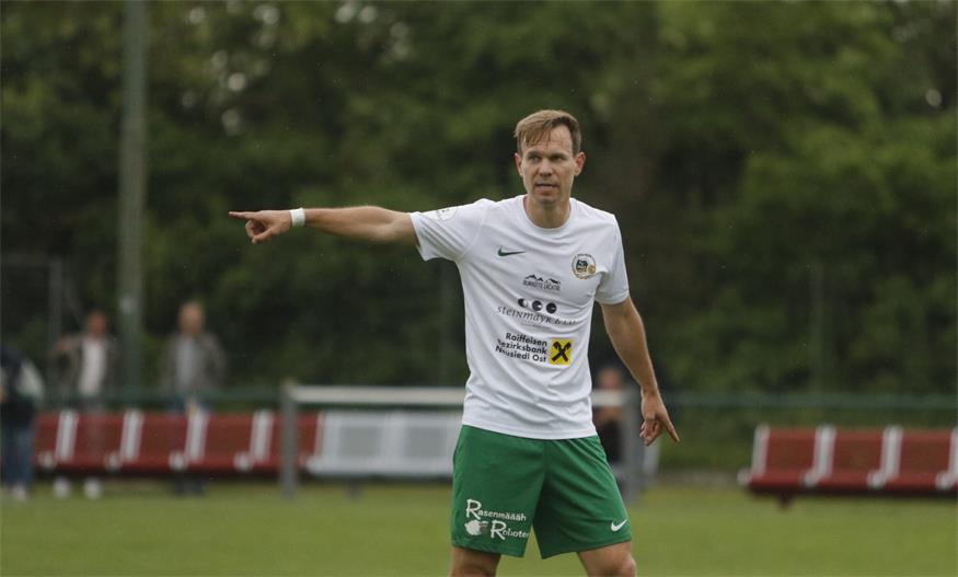Da war noch alles in Ordnung. 60 Minuten lang teilte Daniel Toth seine Kameraden am Spielfeld ein, doch dann verletzte er sich in einem Zweikampf und musste mit der Rettung ins Spital gebracht werden.