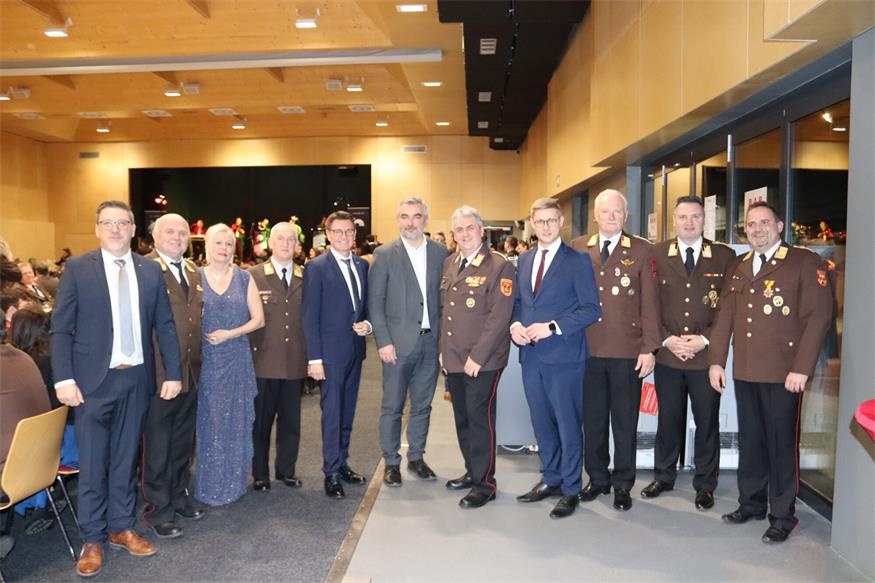 Dabei. Jürgen Karall, Ehrenabschnittskommandant Otmar Kuzmits, Vizebürgermeisterin Birgit Grafl, Bezirkskommandant-Stellvertreter Kurt Kappel, Bürgermeister Erich Trummer, Landesrat Heinrich Dorner, Bezirkskommandant Martin Reidl, Landtagsabgeordneter Patrik Fazekas, Jim Aumüllner, Landesfeuerwehrdirektor Sven Karner und Bezirkskommandant-Stellvertreter Gerald Schmidt. 
