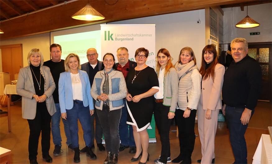 Dabei. Kammerrätin Silvia Toth, Kammerrat Alfred Vukovich, Petra Herz, Bezirksvorsitzende von "Frau in der Wirtschaft", Bürgermeister Werner Hofer, Landesbäuerin Christine Riepl, Kammerrat Josef Hafenscher, Bezirksbäuerin Gabriele Biricz, Landtagsabgeordnete Carina Laschober-Luif, Bezirksbäuerin-Stellvertreterin Christine Hofer, Bezirksreferentin Anna Winter und Kammerrat Hannes Igler. 