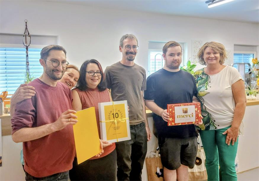 Dabei waren Florian Schedl (Klient Tagesstätte), Sandra Koppel, (Betreuerin, pro mente Burgenland), Andrea Reitgruber (Klientin Tagesstätte), Alexander Hofer (Koordinator Tageszentrum, pro mente Burgenland), Raphael Wurz (Klient Tagesstätte) und Ramona Nather (Postpartner Betreuerin, Österreichische Post AG).