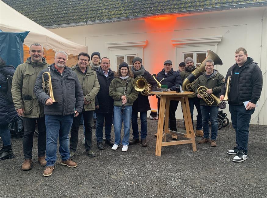 Dabei waren Landesrat Heinrich Dorner (l.), Schloss Direktor Erwin Windisch (3.v.l.), Eventmanager Martin Wagner (4.v.l.), Bürgermeister Christian Weninger (5.v.l.) und die Jugendmusik Lackenbach um Obmann Wolfgang David (6.v.r.) und Kapellenmeister Marco Horvath (2.v.r.).