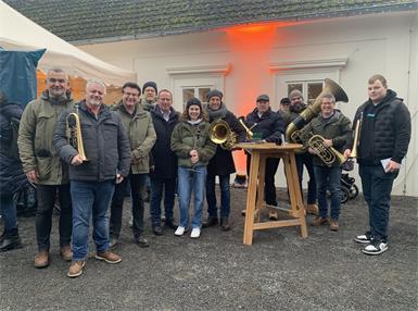 Dabei waren Landesrat Heinrich Dorner (l.), Schloss Direktor Erwin Windisch (3.v.l.), Eventmanager Martin Wagner (4.v.l.), Bürgermeister Christian Weninger (5.v.l.) und die Jugendmusik Lackenbach um Obmann Wolfgang David (6.v.r.) und Kapellenmeister Marco Horvath (2.v.r.).