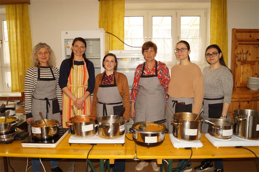 Dagmar, Martina, Raffaela, Erika, Julia und Sarah waren engagiert im Einsatz für den Suppentag.