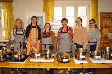 Dagmar, Martina, Raffaela, Erika, Julia und Sarah waren engagiert im Einsatz für den Suppentag.