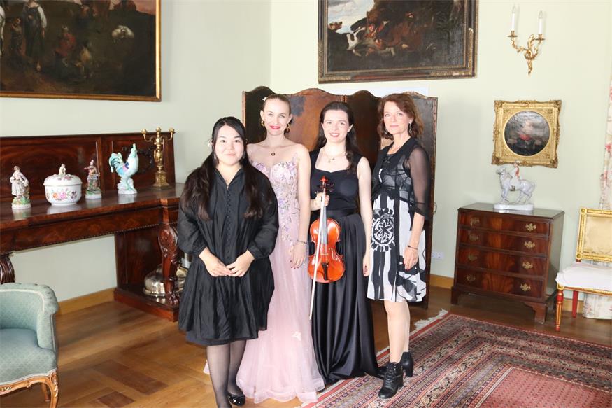 Dana Assylbekkyzy (Klavier), Judith Sauer (Sopran), Ana Labazan Brajsa (Violine) und Alexandra Maria Timmel vor dem Konzert. 