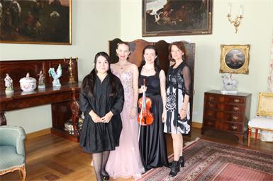 Dana Assylbekkyzy (Klavier), Judith Sauer (Sopran), Ana Labazan Brajsa (Violine) und Alexandra Maria Timmel vor dem Konzert. 