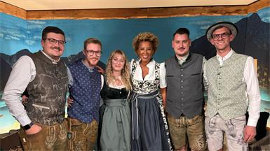 Daniel Fischer (rechts im Bild) mit Moderatorin Arabella Kiesbauer, Hofdame Lisa und weiteren Teilnehmern der 22. Staffel von „Bauer sucht Frau“.