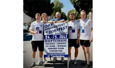 Daniel Haring, Niklas Guttmann, Obmann Alex Bernhardt, Michael Herowitsch und Michael Ostermayer präsentieren das Plakat.