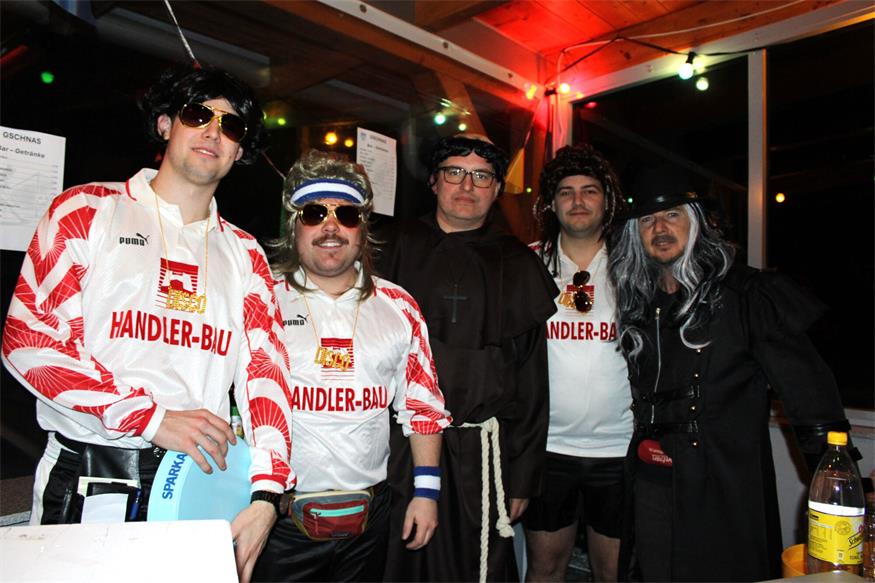 Daniel Heinrich, Mathias Koll, Obmann Thomas Schlögl, Florian Reisner und Trainer Mario Art in der Bar.