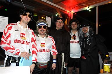 Daniel Heinrich, Mathias Koll, Obmann Thomas Schlögl, Florian Reisner und Trainer Mario Art in der Bar.