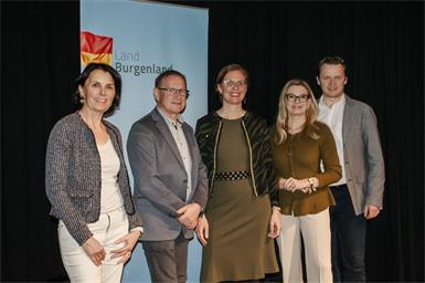 Daniela Kulovits-Linzer (Ortsvorsteherin Großwarasdorf) Paul Fercsak (Bürgermeister Frankenau-Unterpullendorf) Landeshauptmann-Stellvertreterin Anja Haider-Wallner, Christa Kummer und Martin Karall (Bürgermeister Großwarasdorf) beim Vortrag.
