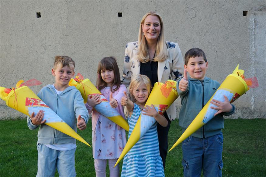 Daniela Winkler mit Taferlklasslern der Volksschule Weiden am See beim Schulstart