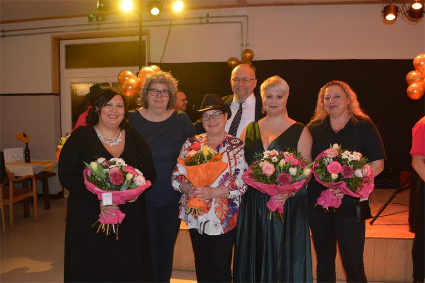 Dank. Bürgerliste-Obmann Wolfgang Bauer bedankte sich für die kurzfristige und gekonnte Organisation des Balls bei Sophie Wolowiec, Nahversorgerin Martina Hönigsberger, "Route 16 Linedancer"-Obfrau Gitti Prossek, Doris Lagerl und Wirtin Sabine Tamerler (v.l.).