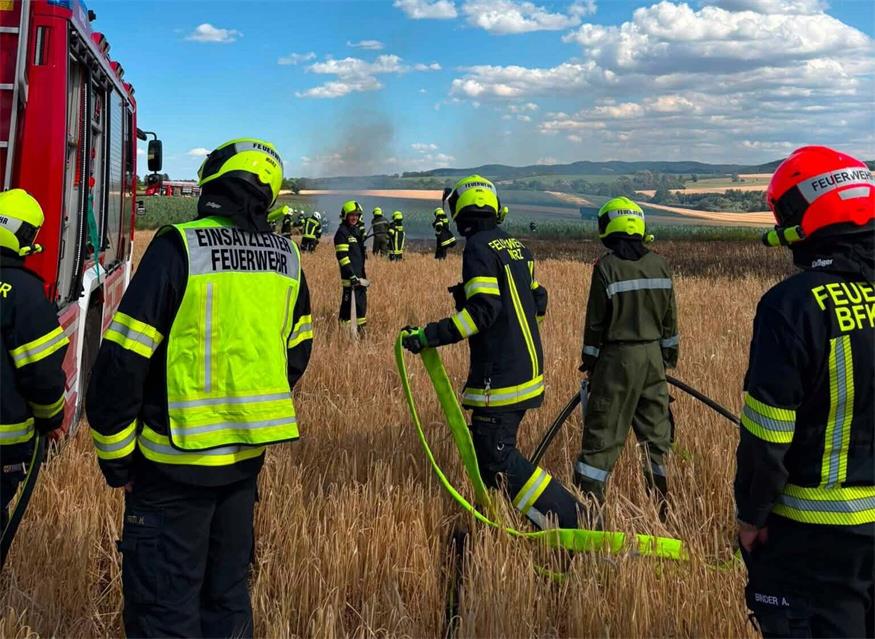 Dank tatkräftiger Unterstützung der Nachbarfeuerwehr aus Marz konnte der Brand erfolgreich unter Kontrolle gebracht werden.