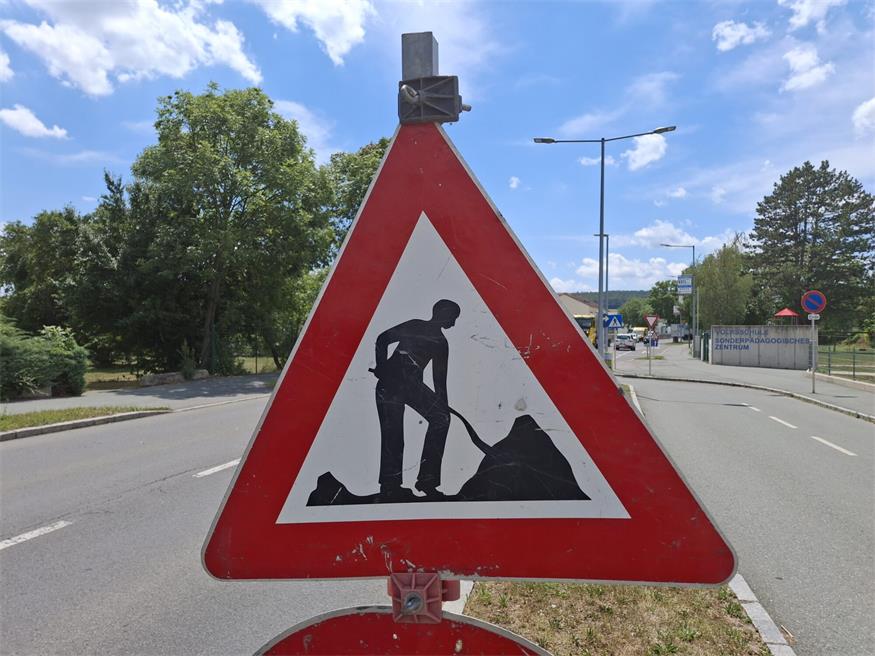 Das Baustellenschild beim Bildungszentrum sollte schon bald abmontiert werden können.