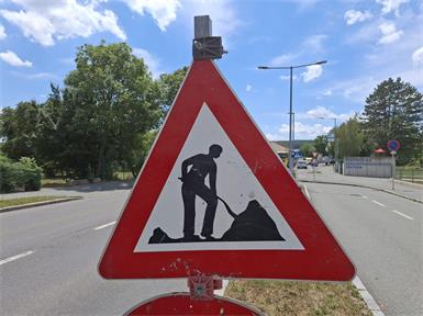 Das Baustellenschild beim Bildungszentrum sollte schon bald abmontiert werden können.