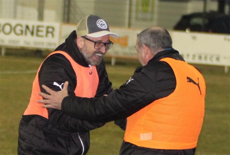 Das Betreuerduo Marko Amminger (l.) und Richard Vogler wird zukünftig nicht mehr mit den Loipersbacher Youngsters jubeln. Ein Grund der Trennung war, dass Marko Amminger aufgrund seiner Afrika-Projekte bis Mitte August nicht als Trainer verfügbar gewesen wäre und danach seine zeitlichen Ressourcen für den Fußball noch nicht klar sind.