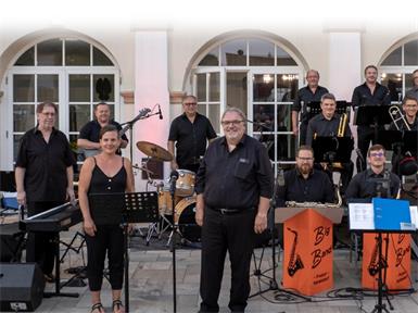 Das Big Band Project Katzelsdorf unter der Leitung von Josef Vocitko (l.) und Hans Hausl (Mitte) sowie Sängerin Barbara Rust-Hackner gastiert am Samstag, den 17. Oktober, im Neudörfler Martinihof. Karten sind noch erhältlich. 