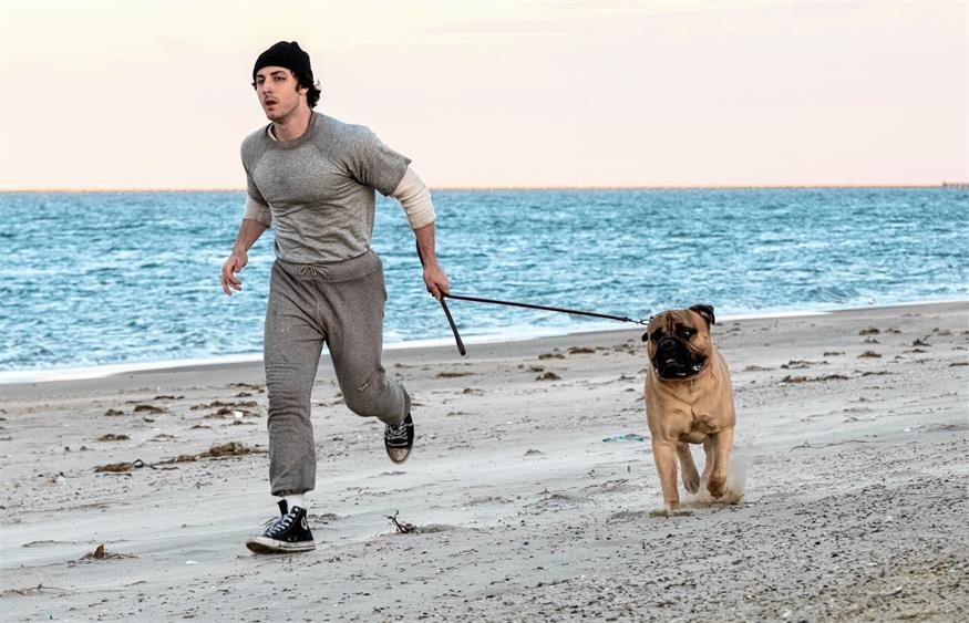 Das Biopic zeigt den steinigen Weg des späteren Hollywood-Stars vom unbekannten Schauspieler zum Schöpfer einer Filmlegende.