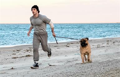 Das Biopic zeigt den steinigen Weg des späteren Hollywood-Stars vom unbekannten Schauspieler zum Schöpfer einer Filmlegende.