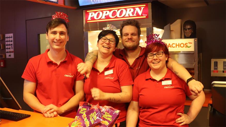Das Cineplexx-Team war den ganzen Tag über bei der Arbeit, um den zahlreichen Gästen ein unvergessenes Kinoerlebnis zu bescheren, so zum Beispiel Pascal, Alex, Melvin und Viktoria, bei denen es Getränke, Popcorn und andere Köstlichkeiten gibt. 