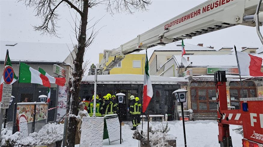 Das Dach des Wintergartens der Pizzeria San Marco musste von der Feuerwehr vom Schnee befreit werden.