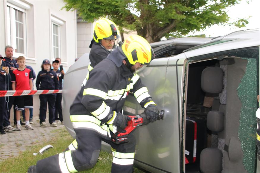 Das Dach des für Übungszwecke umgeschmissenen Fahrzeugs wurde von den Oberloisdorfer Feuerwehrleuten entfernt, um den Fahrer - in dem Fall zum Glück nur eine Puppe - aus dem Wrack zu befreien.