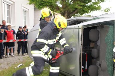 Das Dach des für Übungszwecke umgeschmissenen Fahrzeugs wurde von den Oberloisdorfer Feuerwehrleuten entfernt, um den Fahrer - in dem Fall zum Glück nur eine Puppe - aus dem Wrack zu befreien.