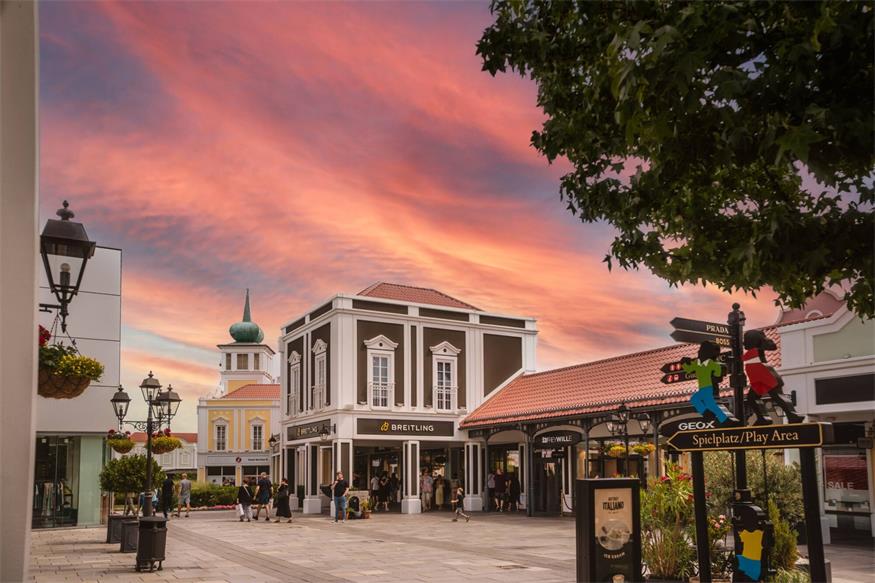 Das Designer Outlet in Parndorf ist mittlerweile mehr als ein Shopping Center - es ist zur Tourismusdestination geworden.