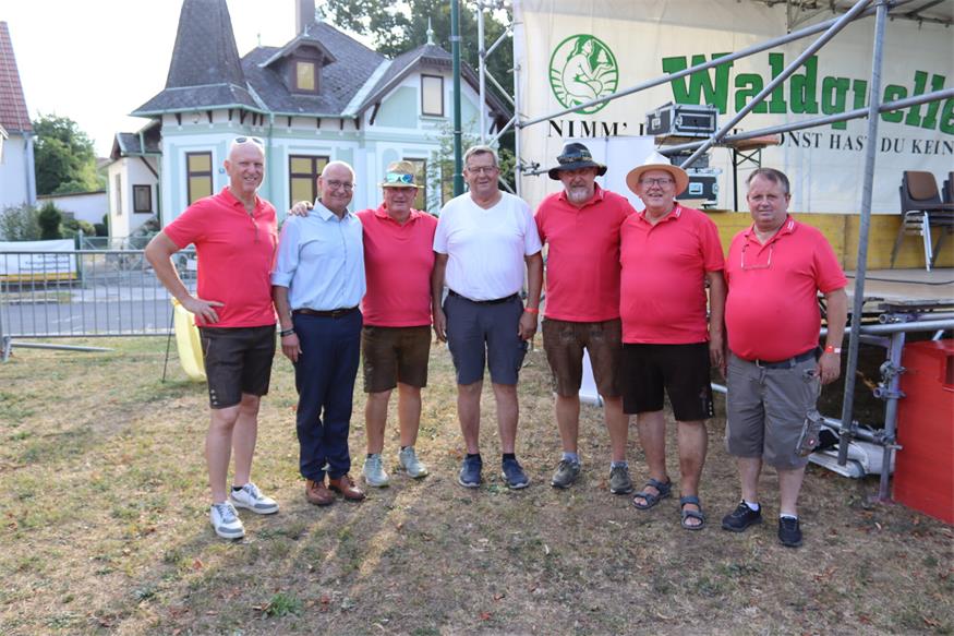 Das Dorffest-Komitee mit Reinhold Steiner, Michael Klafsky, Paul Scholl aus der Partnergemeinde Strümpfelbrunn, Torben Schmitt, Klaus Schütz, Reinhard Lackner sowie Gerhard und Rene Klafsky (nicht am Bild) freuten sich über die vielen Besucherinnen und Besucher in Kobersdorf. 