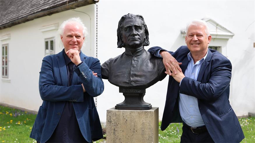 Das Duo im Trio mit Liszt. In Raiding feiern Johannes und Eduard Kutrowatz ihren 40er am Klavier!