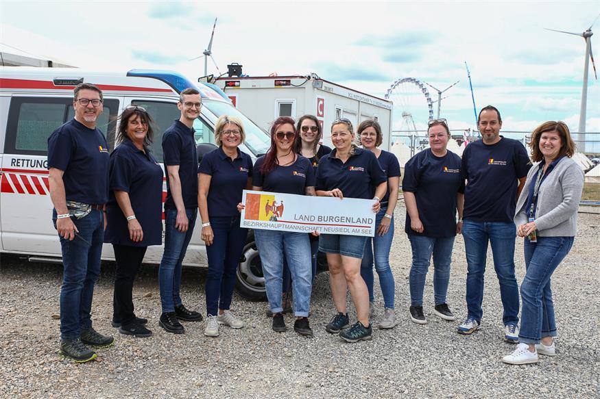 Das Einsatzteam der BH Neusiedl am See am Gelände des Nova Rock (v.l.): Jürgen Karall (BH-OP), Sabine Munzenrieder, Mag. Andre Zingl-Hansen, Bezirkshauptfrau Mag. Ulrike Zschech, Elisabeth Tschida, Marlies Frank, Michaela Wegleitner-Klein, Sabine Leitner, Karin Hoffmann, Christian Pastler (BH-OP) und Doris Karner.
