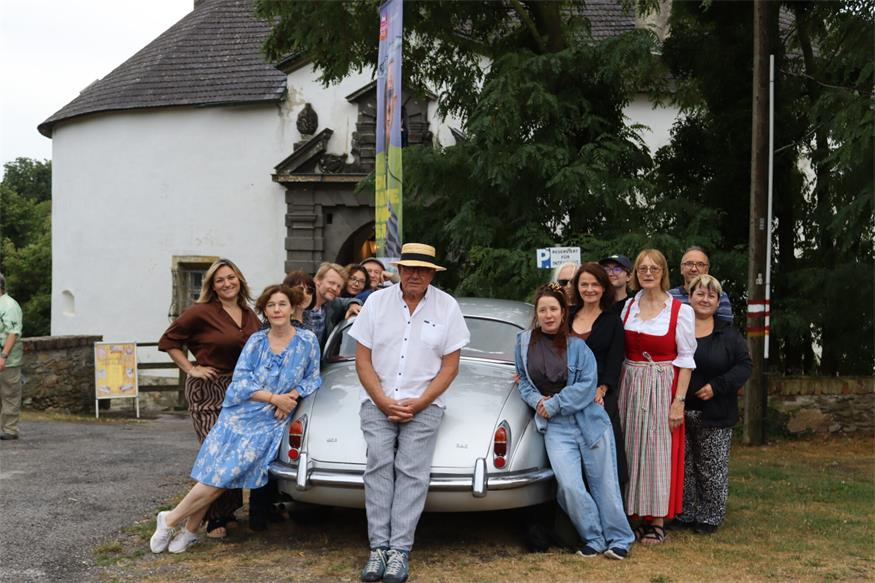 Das Ensemble und Schlossbesitzerin Anna Schlanitz mit  Wolfgang Böck bei der Ankunft in Kobersdorf. 