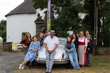 Das Ensemble und Schlossbesitzerin Anna Schlanitz mit  Wolfgang Böck bei der Ankunft in Kobersdorf. 