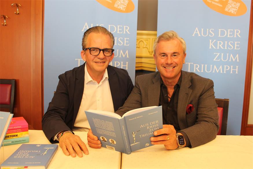 Das Ergebnis einer mehr als einjährigen Zusammenarbeit liegt jetzt als Buch vor: Thomas W. Albrecht und Norbert Hofer (v.l.) bei der Präsentation in Eisenstadt.