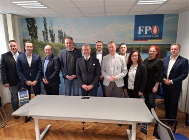 Das FPÖ-Landtagsteam und die Parteispitze trat zur gemeinsamen Pressekonferenz an. Alle Schlüsselpositionen sind jetzt fixiert. 