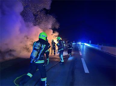 Das Fahrzeug brannte lichterloh.