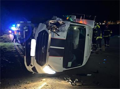 Das Fahrzeug war seitlich zum Liegen gekommen.