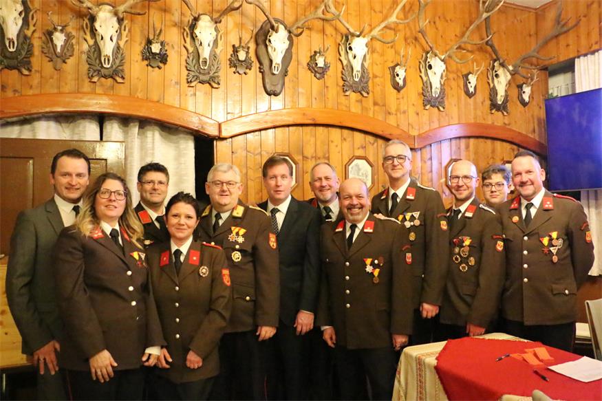 Das Feuerwehrkommando der FF Kleinwarasdorf rund um Kommandant Rajmond Balogh und Kommandant-Stellvertreter Alexander Haas beim Feuerwehrball. Mit am Bild Abschnittskommandant Andreas Weigl.
