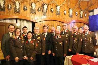 Das Feuerwehrkommando der FF Kleinwarasdorf rund um Kommandant Rajmond Balogh und Kommandant-Stellvertreter Alexander Haas beim Feuerwehrball. Mit am Bild Abschnittskommandant Andreas Weigl.