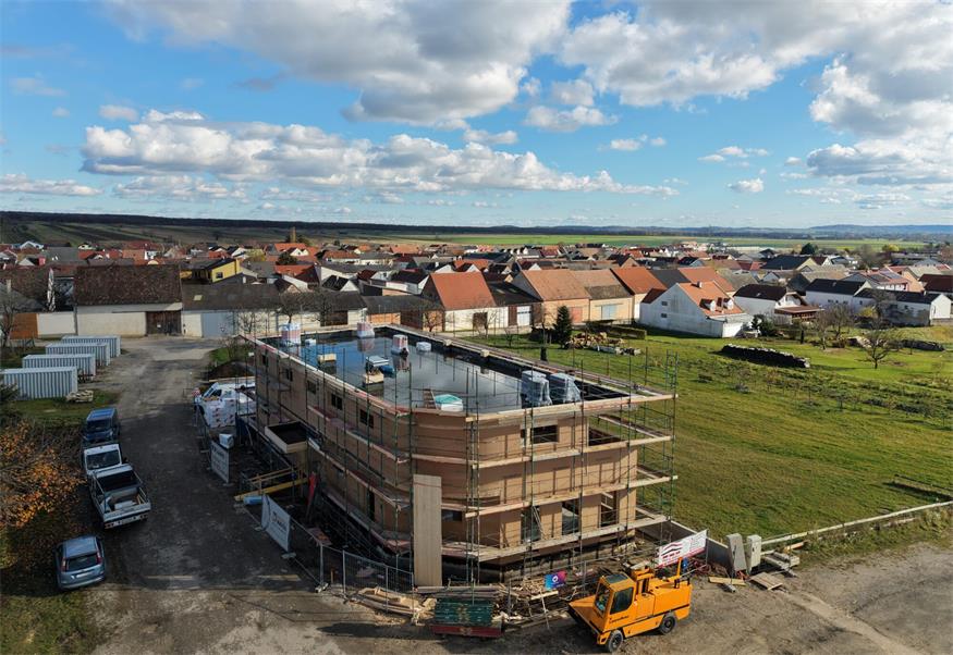 Das Gebäude befindet sich zwischen den Reihenhäusern-Gartenäcker und der Schanzstraße