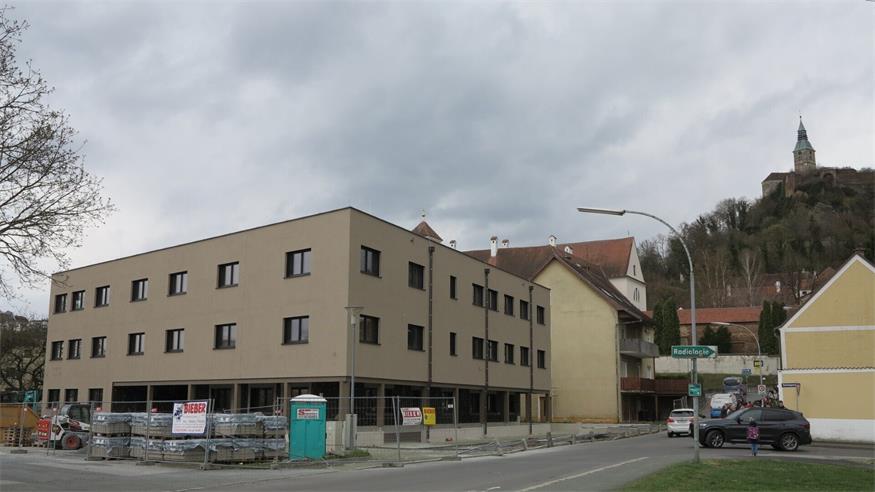 Das Gebäude steht, die finalen Arbeiten gehen derzeit noch über die Bühne. Die Eröffnung des neuen Ärztezentrums in Güssing ist noch im ersten Halbjahr 2026 geplant. 