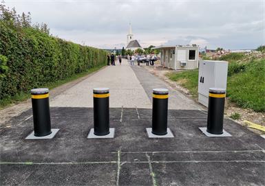 Das Halten und Parken zwischen der Polleranlage und der Staatsgrenze ist zukünftig verboten.