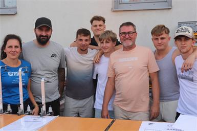 Das Hirmer Dorffest, das bewusst nur alle fünf Jahre veranstaltet wird, war ein großer Erfolg: SPÖ-Gemeinderätin und Großorganisatorin Sarah Kiss, Bürgermeister Christian Wöhl mit Martin, Manuel, Pauli, Marcel, Jan und Alexander von der SPG Hirm-Zillingtal.