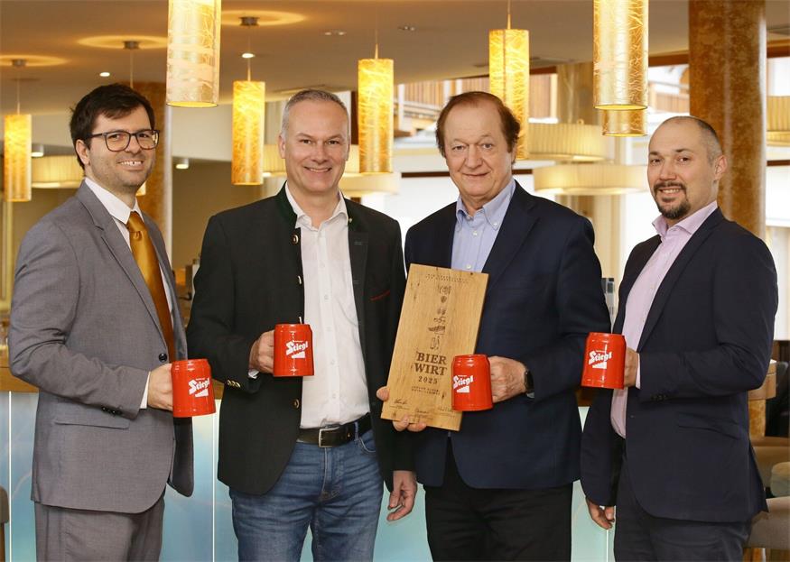 Das Hotel Larimar ist Burgenlands neuer „Wirtshausführer Bierwirt des Jahres”. Johannes Haberl, Johann Haberl (Inhaber), Rene Decker (Stiegl) und Marian Martinka (Larimar-Restaurantleiter) v.r. bei der Überreichung der Auszeichnung.