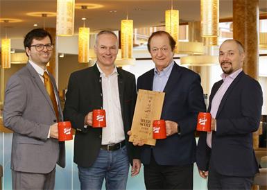 Das Hotel Larimar ist Burgenlands neuer „Wirtshausführer Bierwirt des Jahres”. Johannes Haberl, Johann Haberl (Inhaber), Rene Decker (Stiegl) und Marian Martinka (Larimar-Restaurantleiter) v.r. bei der Überreichung der Auszeichnung.