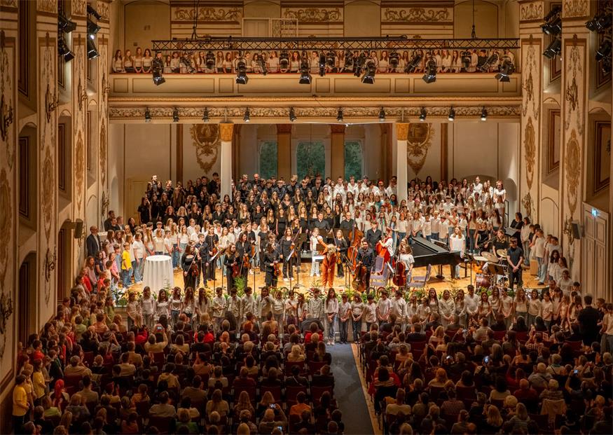 Das Jubiläumskonzert der Eisenstädter Schulen im Haydnsaal des Schlosses Esterházywar mit über 580 Schülerinnen und Schüler aus 17 Bildungseinrichtungen ein großer Erfolg.